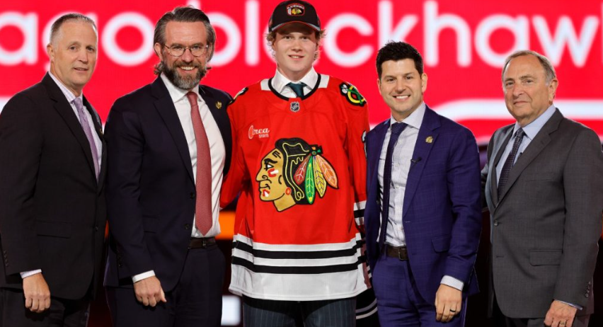 Chicago Blackhawks signerar Marek Vanacker på treårigt kontrakt